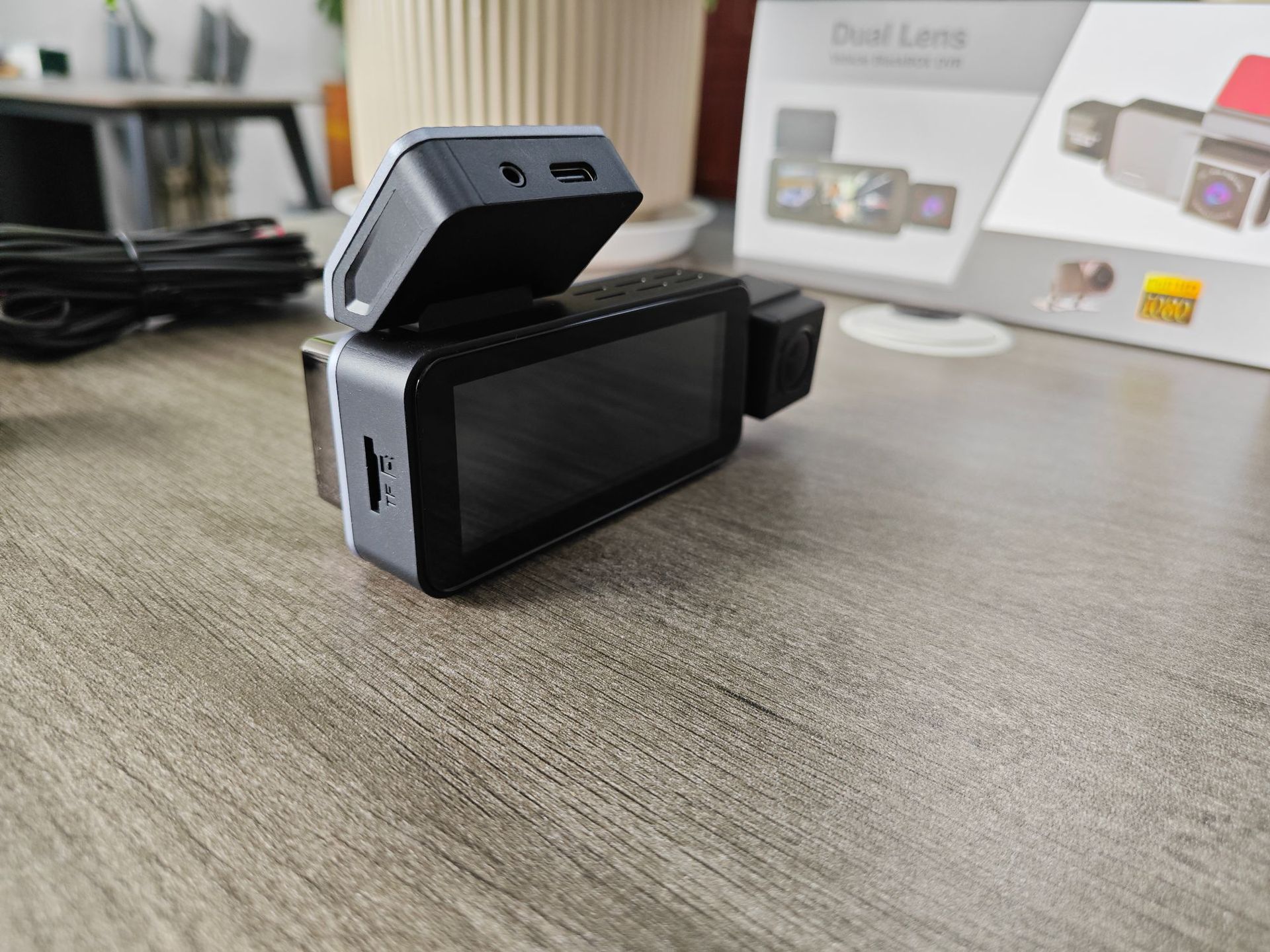 探索新一代行车记录仪 IPS触摸3摄高清夜视1080P WIFI行车记录仪与停车监控服务