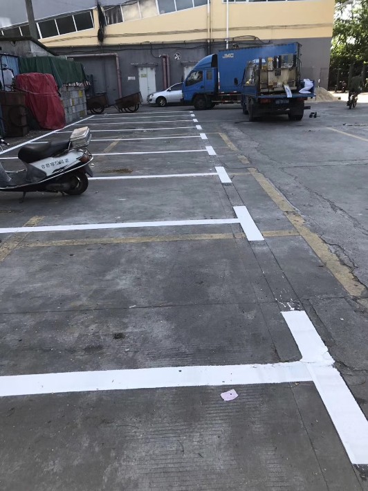 西丽地区交通与停车服务 车位划线、消防字体与斑马线施工价格解析